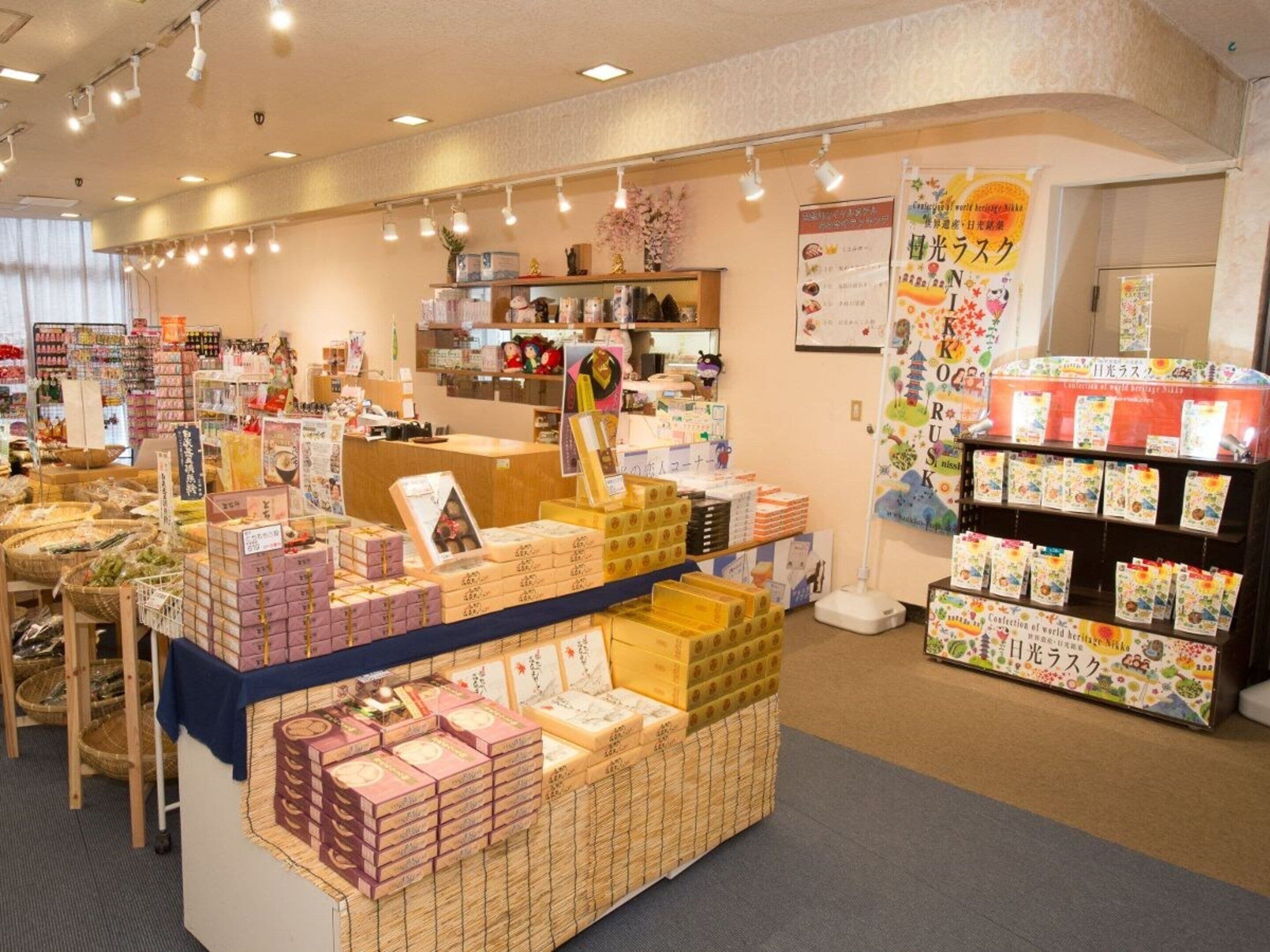 Una librería con una amplia selección de libros y revistas.