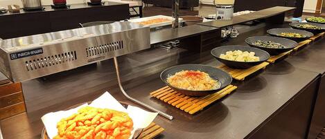 Un buffet proposant une variété de plats et d'ustensiles de cuisine.
