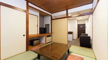 Economy-rum - icke-rökare (Japanese 6 Tatami Room, No View) | Värdeförvaringsskåp på rummet, skrivbord och gratis wi-fi