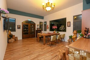 Televisión de pantalla plana y piso con calefacción