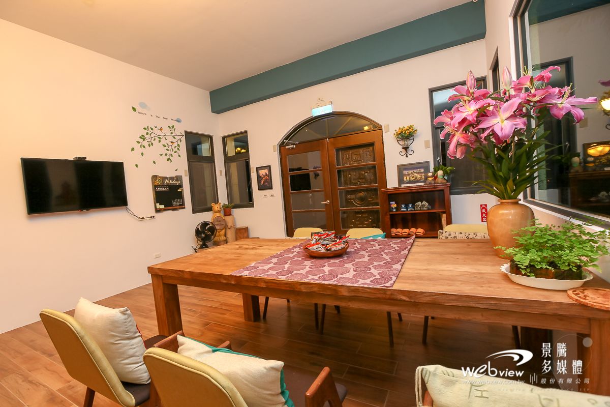 Televisión de pantalla plana y piso con calefacción 