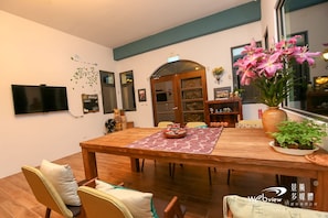 Televisión de pantalla plana y piso con calefacción