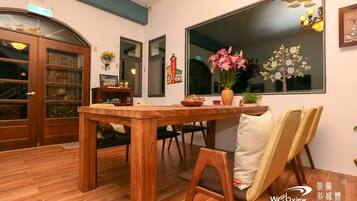 Flat-screen TV, heated floors