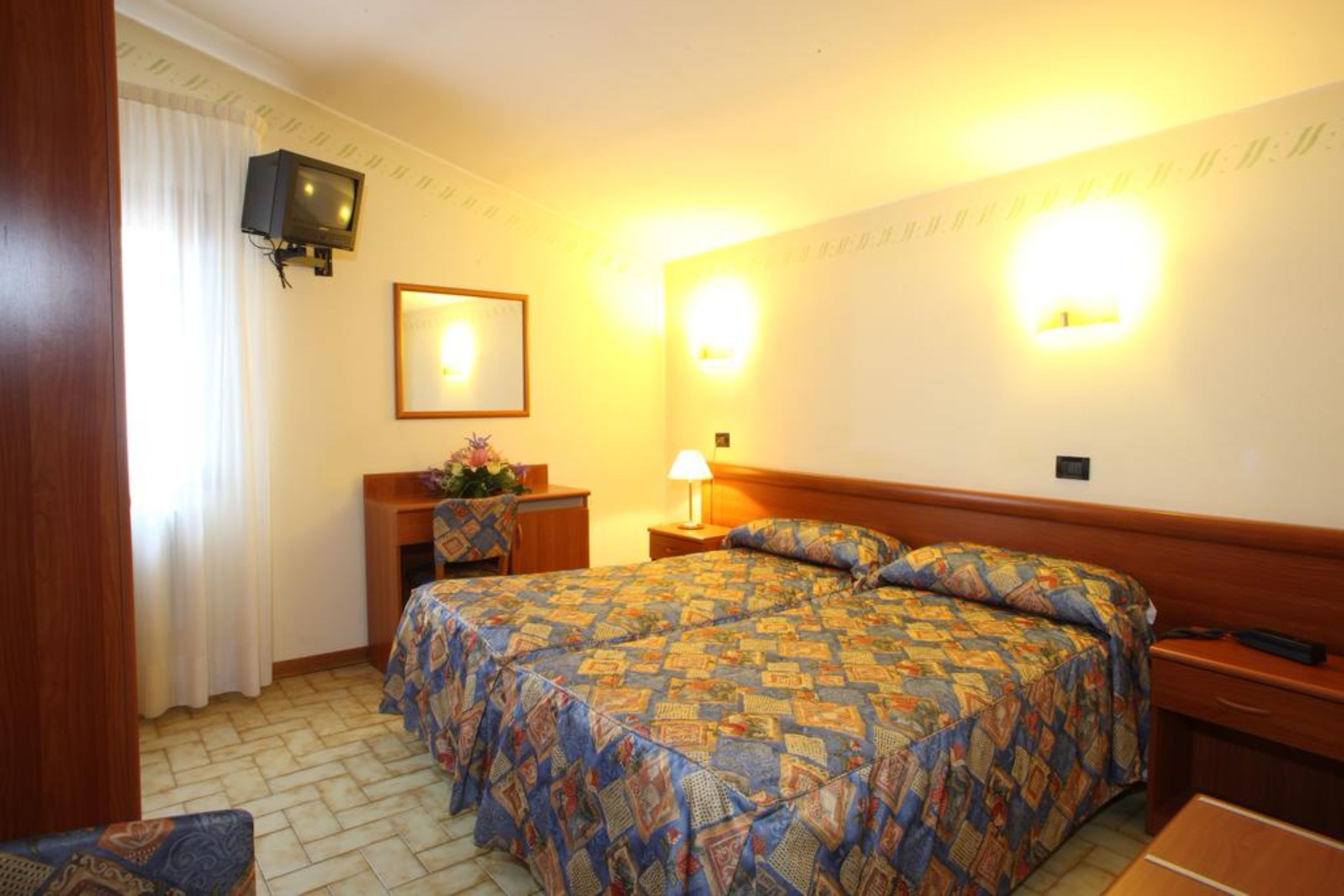 in-room safe, desk, free wifi