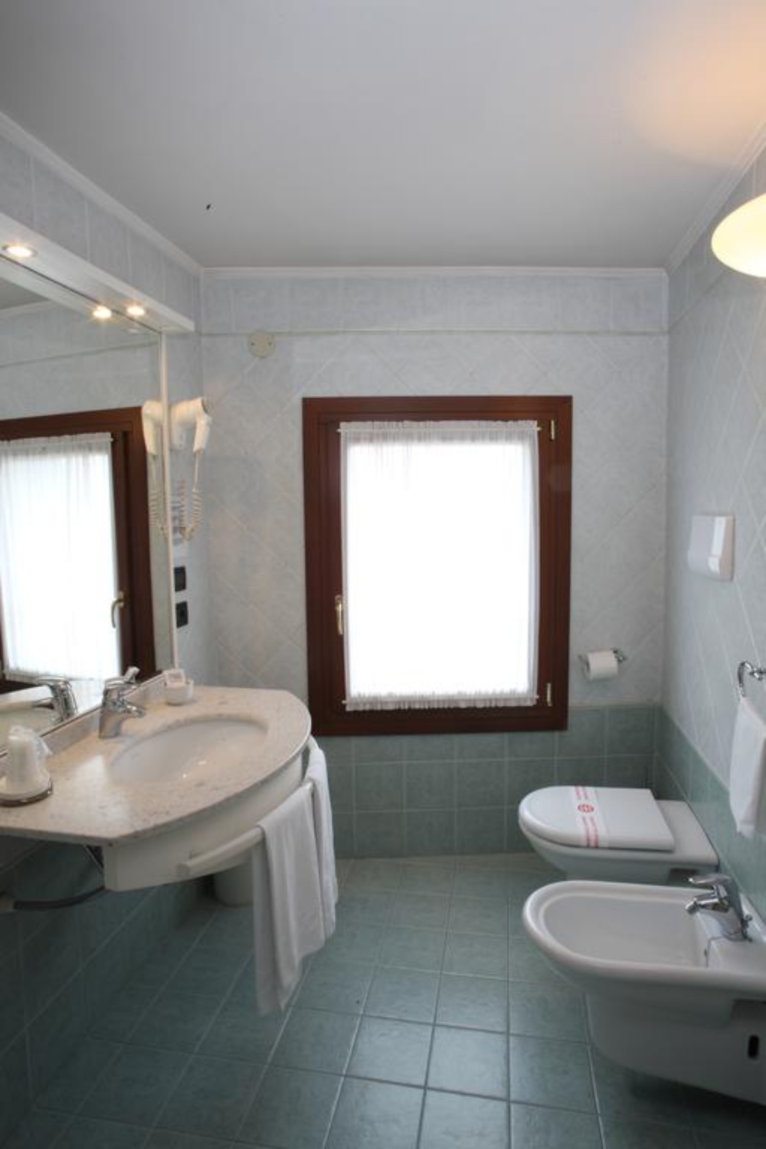basic double room | bathroom | shower, free toiletries, bidet, towels