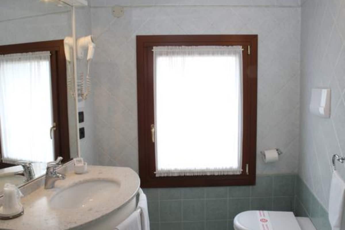basic double room | bathroom | shower, free toiletries, bidet, towels
