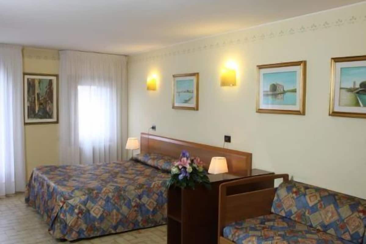 quadruple room | in-room safe, desk, free wifi