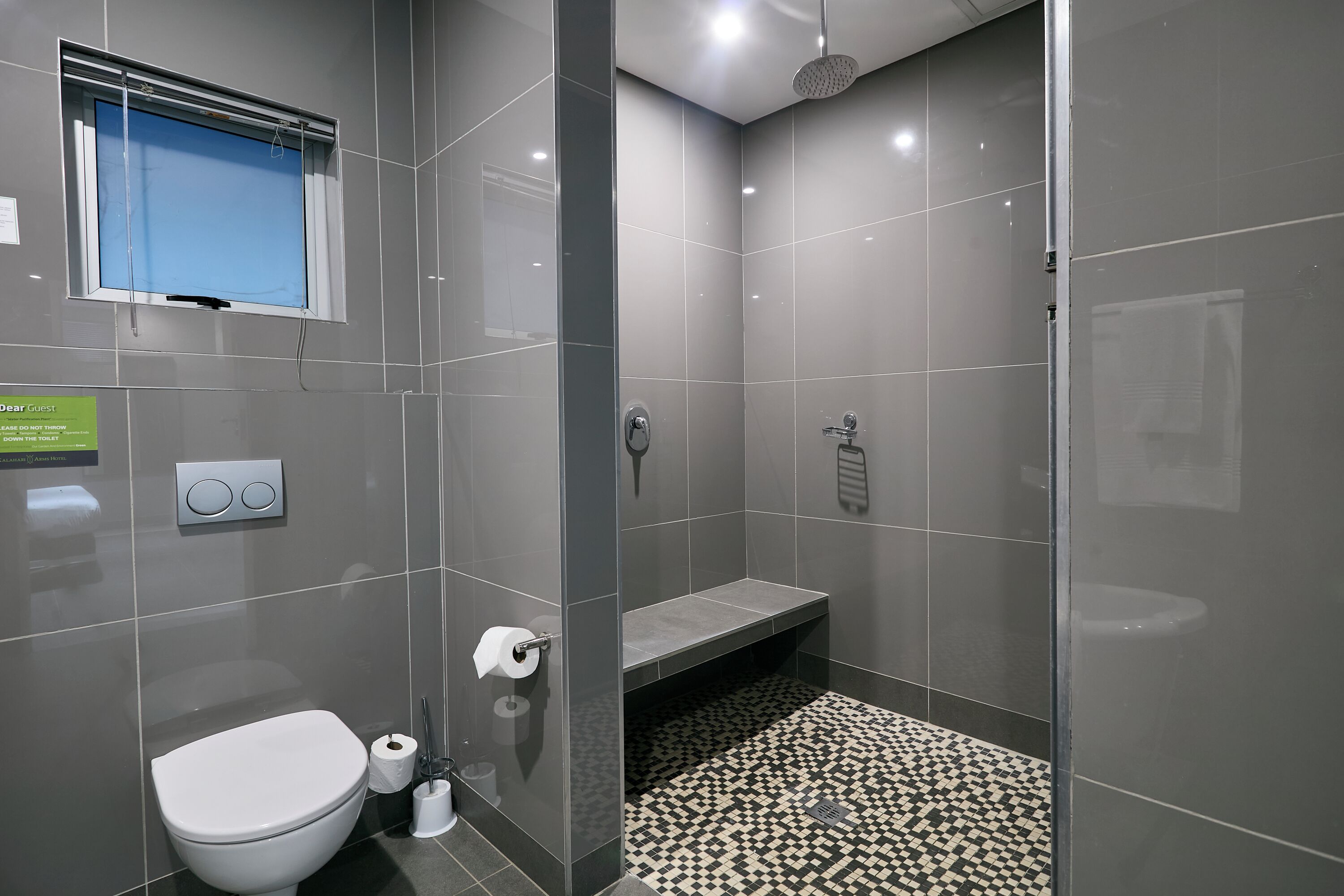 Un baño moderno con inodoro, lavabo y ducha.