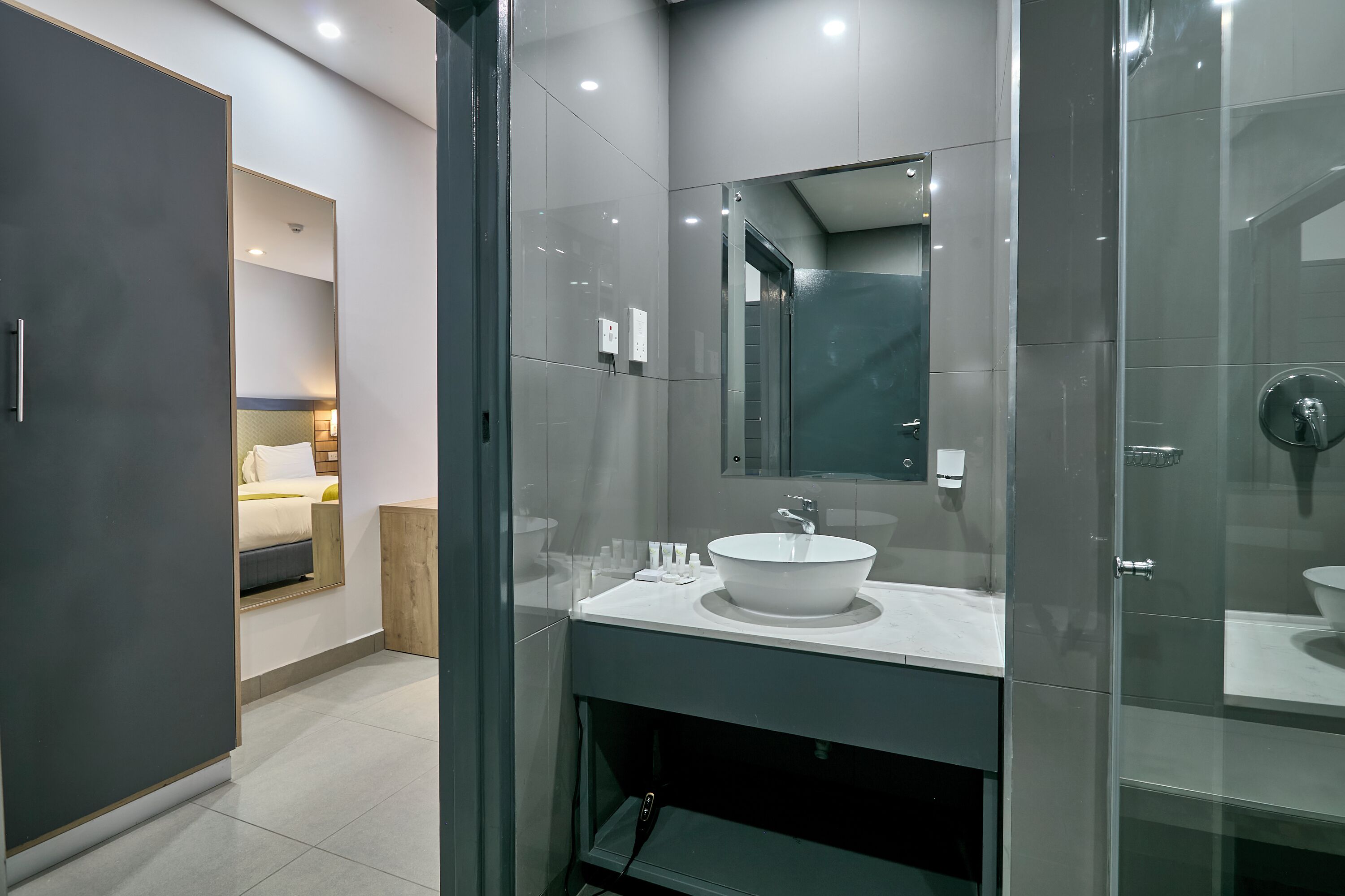 Eenvoudige tweepersoonskamer, 1 tweepersoonsbed | Badkamer | Een bad/douchecombinatie, designer toiletartikelen, een haardroger
