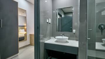 Eenvoudige tweepersoonskamer, 1 tweepersoonsbed | Badkamer | Een bad/douchecombinatie, designer toiletartikelen, een haardroger