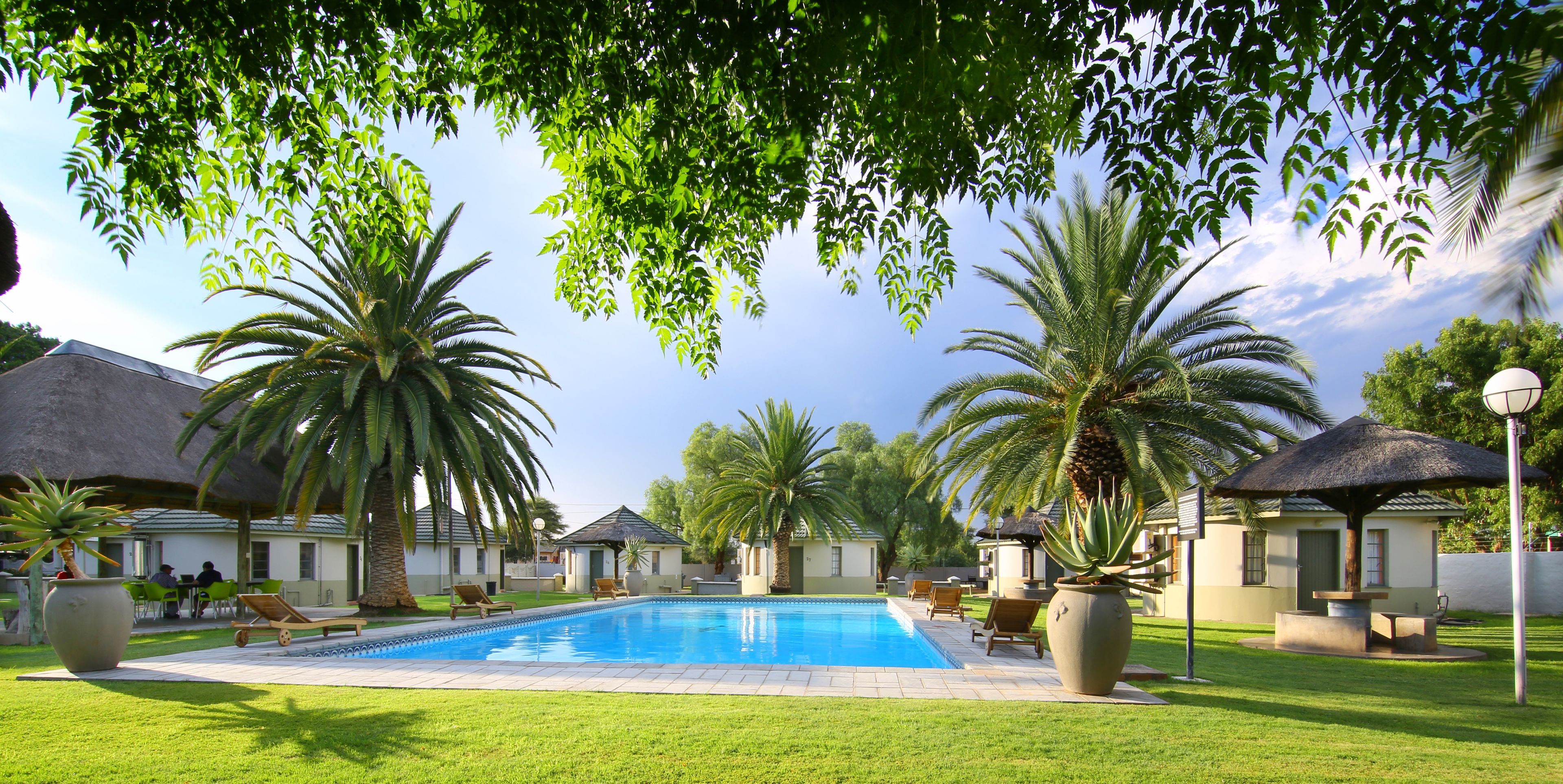 สระว่ายน้ำ  กลางแจ้ง เปิด 8:00 น. ถึง 19:00 น., ร่มริมสระว่ายน้ำ