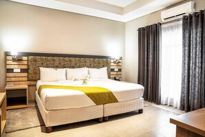 行政雙人房 | 迷你吧、獨特裝潢、布置獨特、書桌