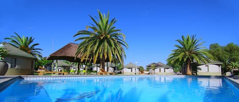 AuĂenpool, geöffnet von 08:00 Uhr bis 19:00 Uhr, Sonnenschirme