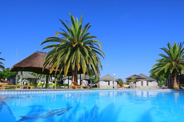 Piscina a l'aire lliure (horari: 08:00-19:00), para-sols i gandules