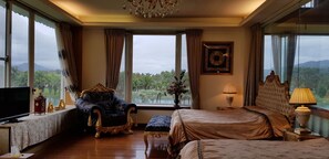 Schreibtisch, Verdunkelungsvorhänge, Bügeleisen/Bügelbrett