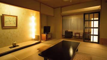 Quarto superior, para não fumantes, em edifício anexo (Japanese-style, 12-tatami mat) | Cofres nos quartos, escrivaninha, roupa de cama