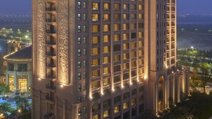 A high-rise hotel with multiple balconies, a central courtyard, and a dome on top. - Chateau Star River Shaanxi (Xianyang)