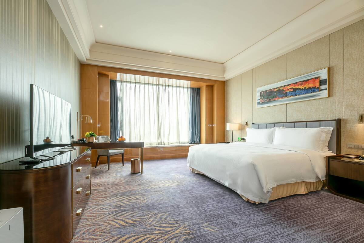 Deluxe tweepersoonskamer, 1 kingsize bed (Hot Spring Access) | Een minibar, een kluis op de kamer, een bureau, geluiddichte muren