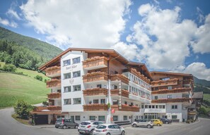 Front of property - Hotel Adler (Valle Aurina)
