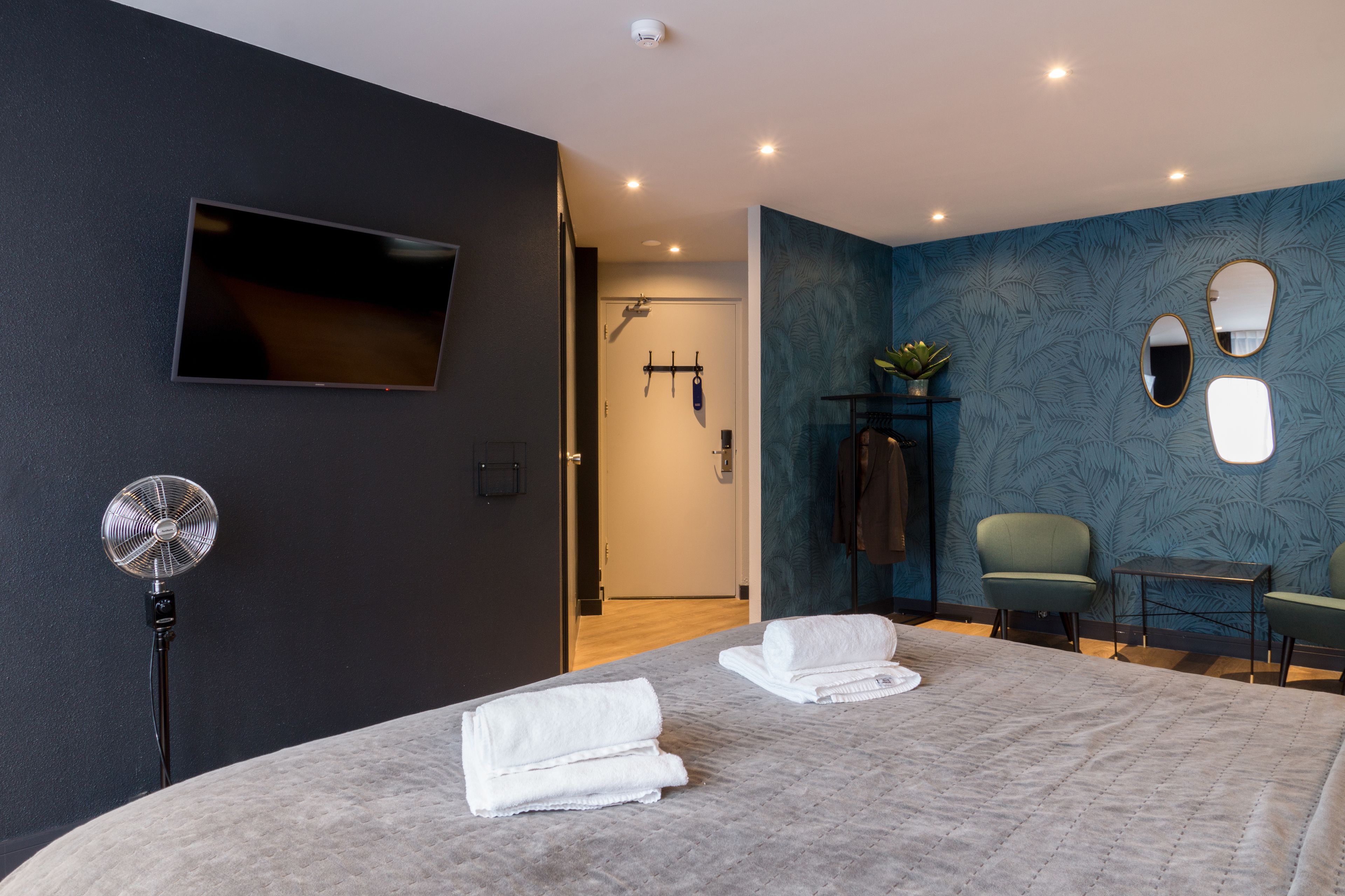 deluxe double room, kitchenette, city view | 1 bedroom, minibar, individually decorated, individually furnished