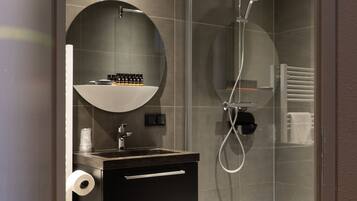 Shower, rainfall showerhead, free toiletries, hair dryer