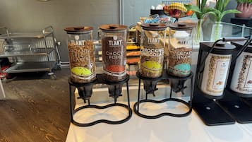 Daily continental breakfast (EUR 18.50 per person)