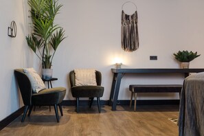 Chambre Double Confort, coin cuisine | Coin séjour | Télévision à écran plat de 60 cm avec chaînes par câble, télévision