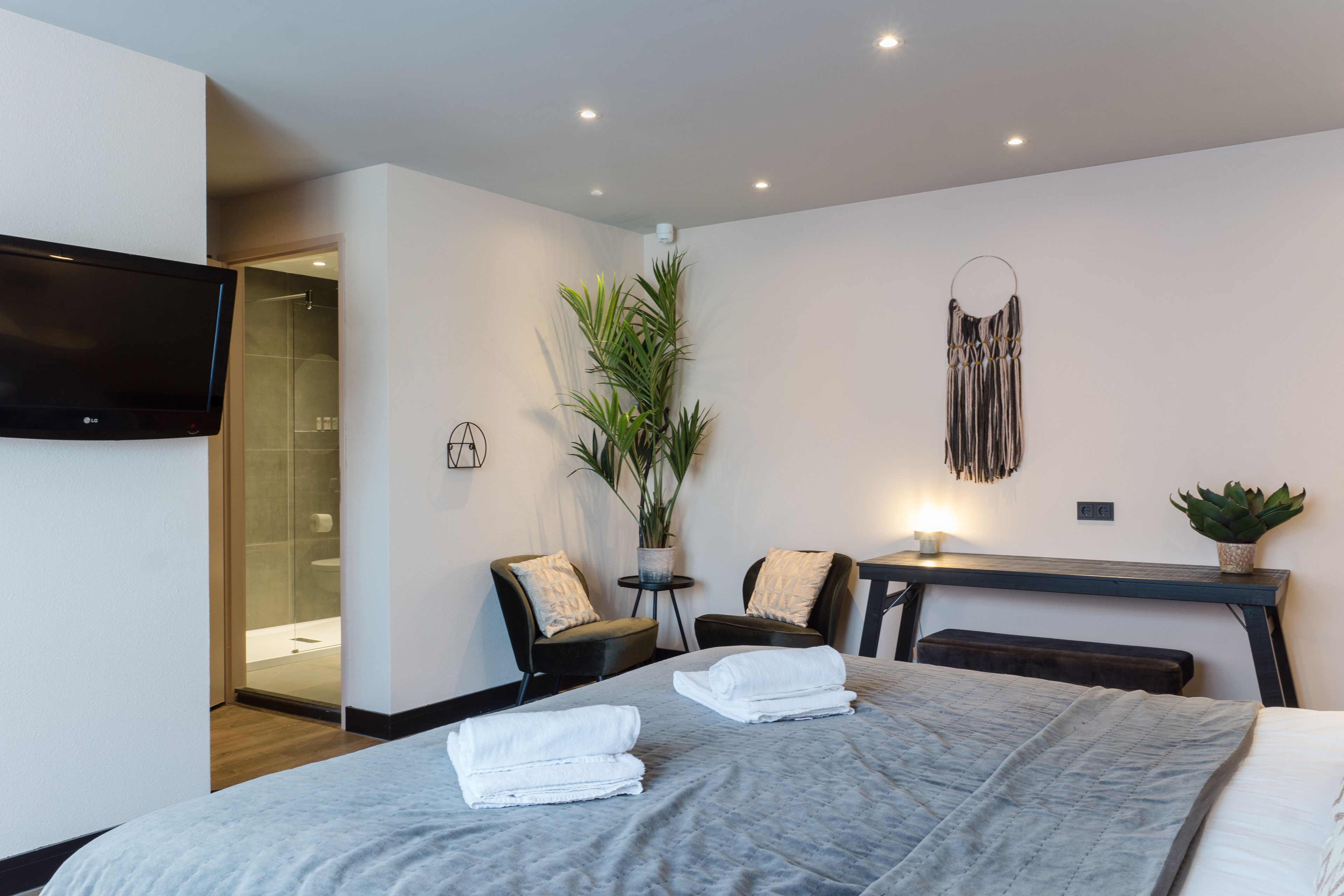 comfort double room, kitchenette | 1 bedroom, minibar, individually decorated, individually furnished