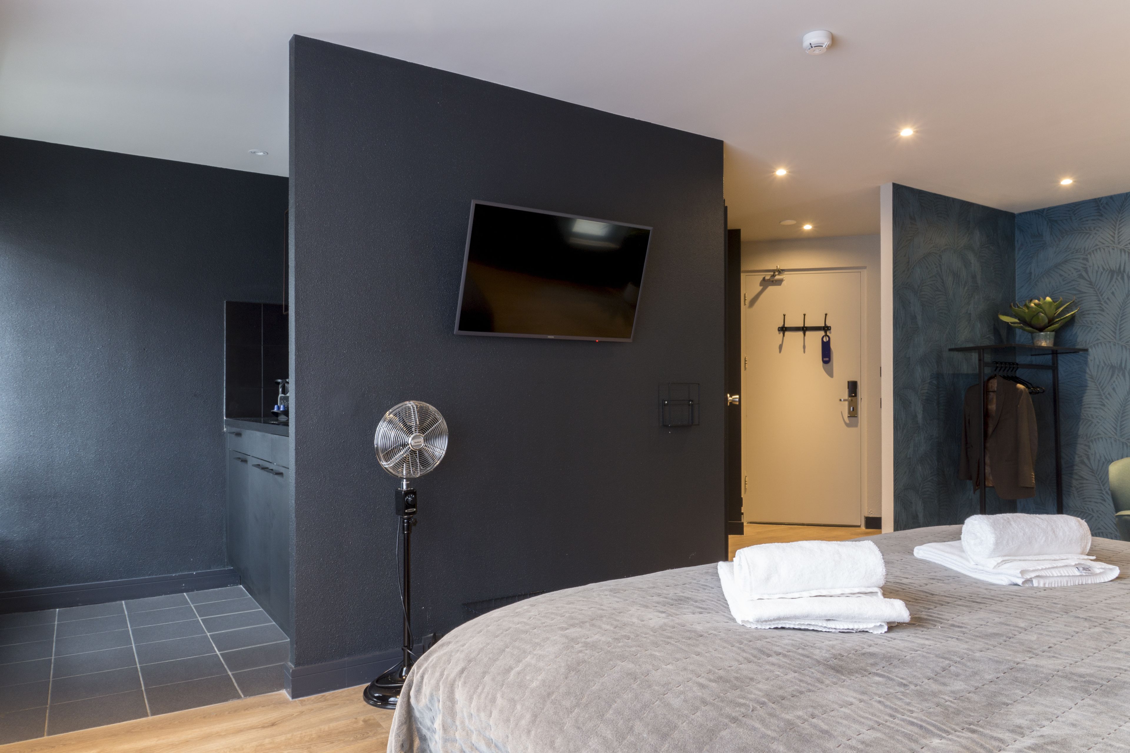 deluxe double room, kitchenette, city view | 1 bedroom, minibar, individually decorated, individually furnished