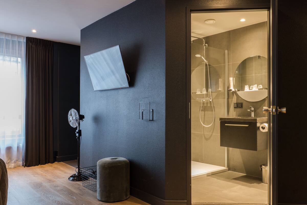 deluxe double room, kitchenette, city view | bathroom | shower, rainfall showerhead, free toiletries, hair dryer