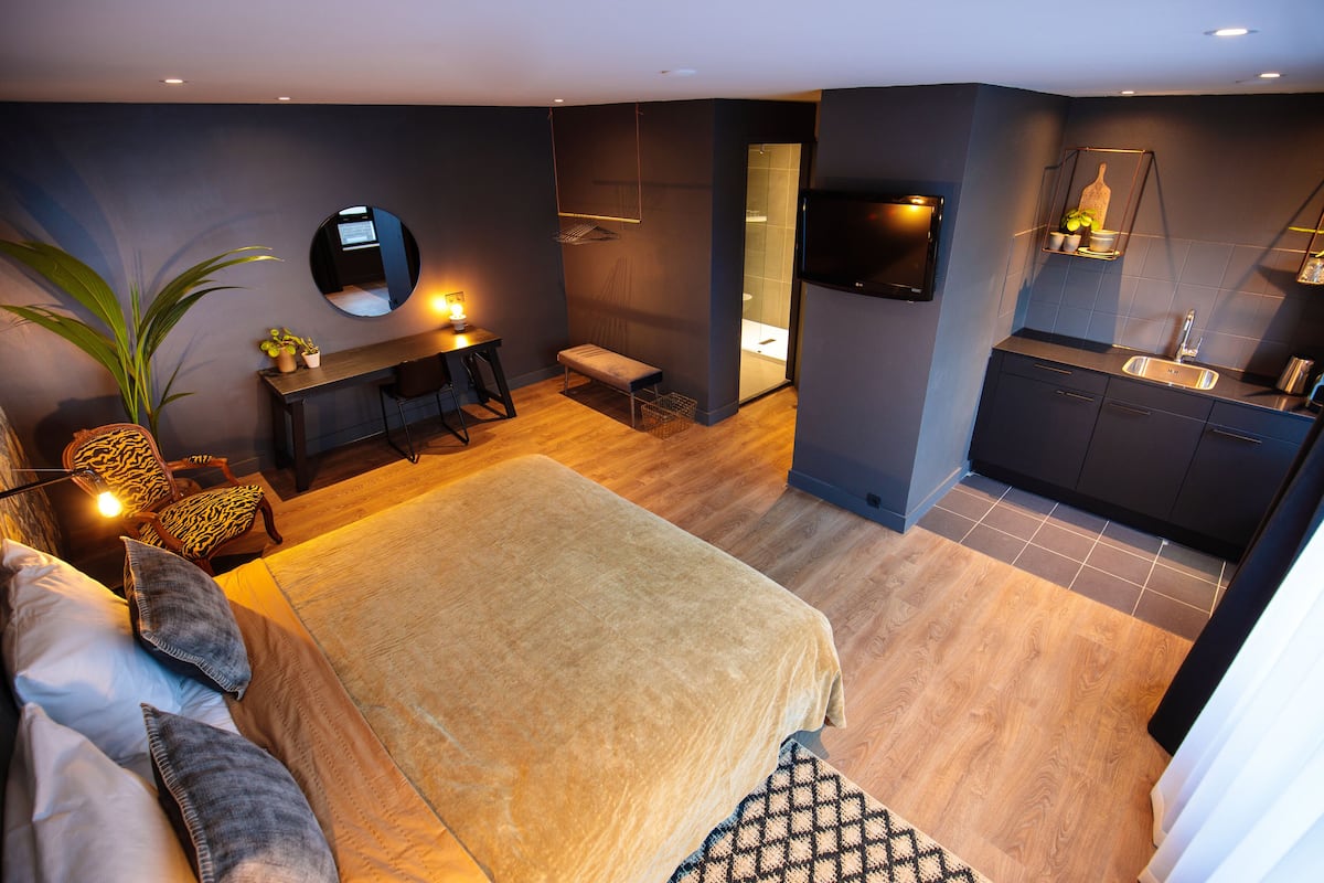 Dobbeltrom – comfort, tekjøkken | 1 soverom, minibar, skrivebord og strykejern/-brett