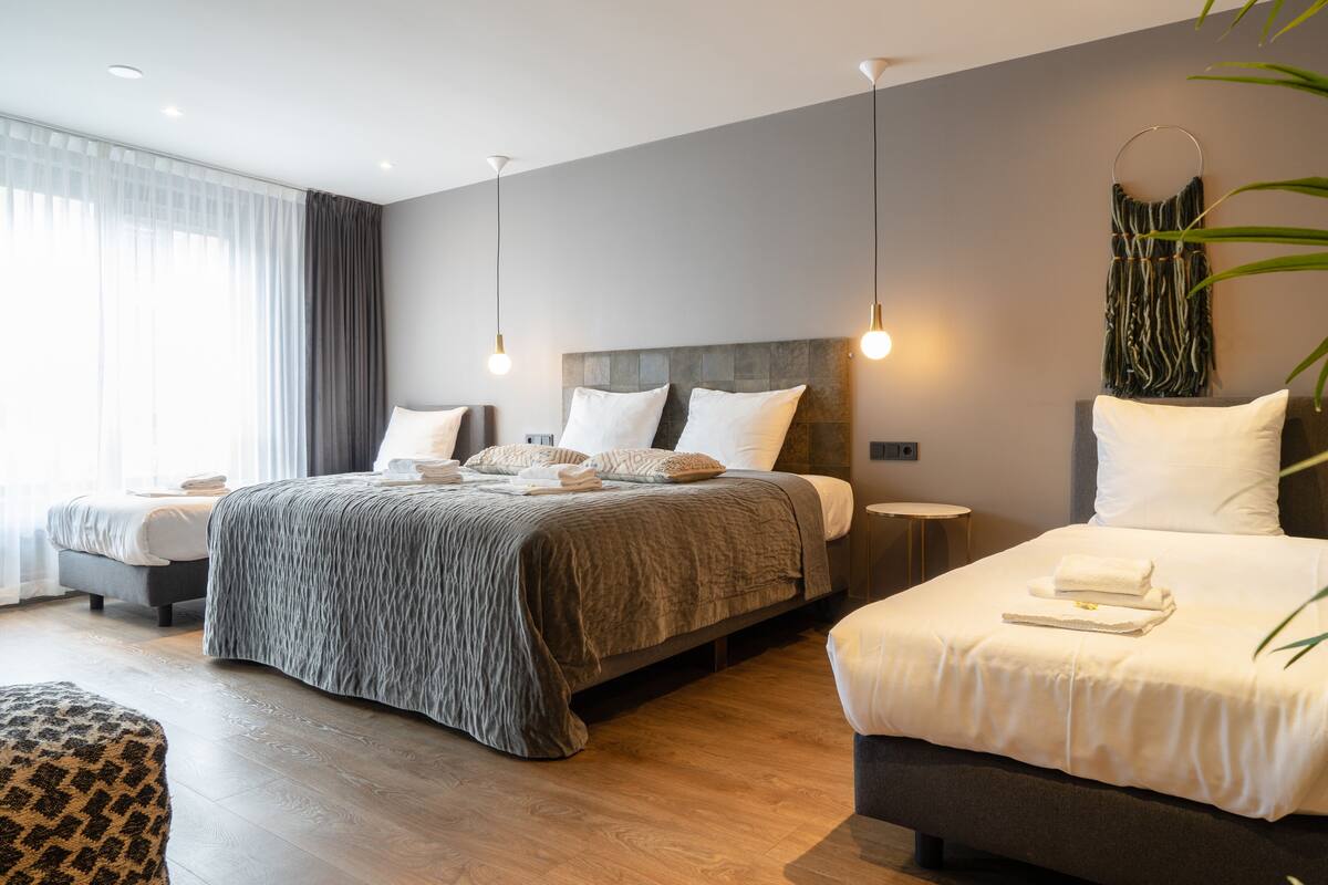 Familie-studiosuite, tekjøkken, byutsikt | 1 soverom, minibar, skrivebord og strykejern/-brett