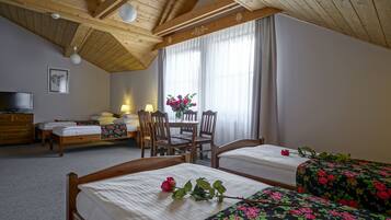 Triple Room | Free WiFi, bed sheets