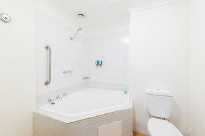 Standard-huone, 1 parisänky | Kylpyhuone | Suihku, ilmaiset hygieniatuotteet, hiustenkuivaaja, pyyhkeet