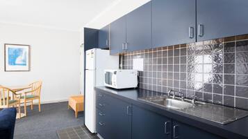 Apartment, 1 Bedroom | Dapur peribadi | Peti sejuk, pembancuh kopi/teh, cerek elektrik