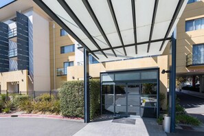 Property entrance - The Woden Hotel (Phillip)