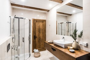 Superior Apartment | Bathroom | Shower, hair dryer, bathrobes, slippers - Willa Art (Zakopane)