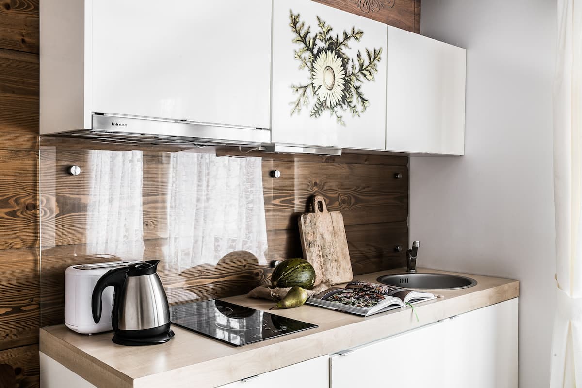 Comfort Apartment | Private kitchenette | Fridge, stovetop, electric kettle, cookware/dishes/utensils