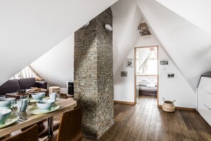 Apartamento Deluxe | Zona de estar | Una televisión