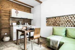 Apartamento superior | Cocina privada | Frigorífico, placa de cocina, hervidor eléctrico y utensilios de cocina