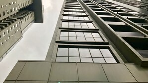 Un edificio moderno con un cartel que dice "ICON RESIDENCE 2".