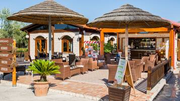 Daily buffet breakfast (EUR 9.00 per person)