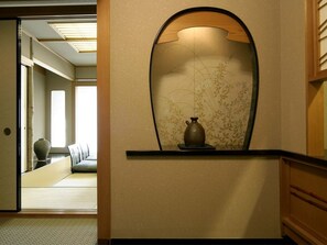In-room safe, desk, bed sheets - Atami Season Hotel (Atami)