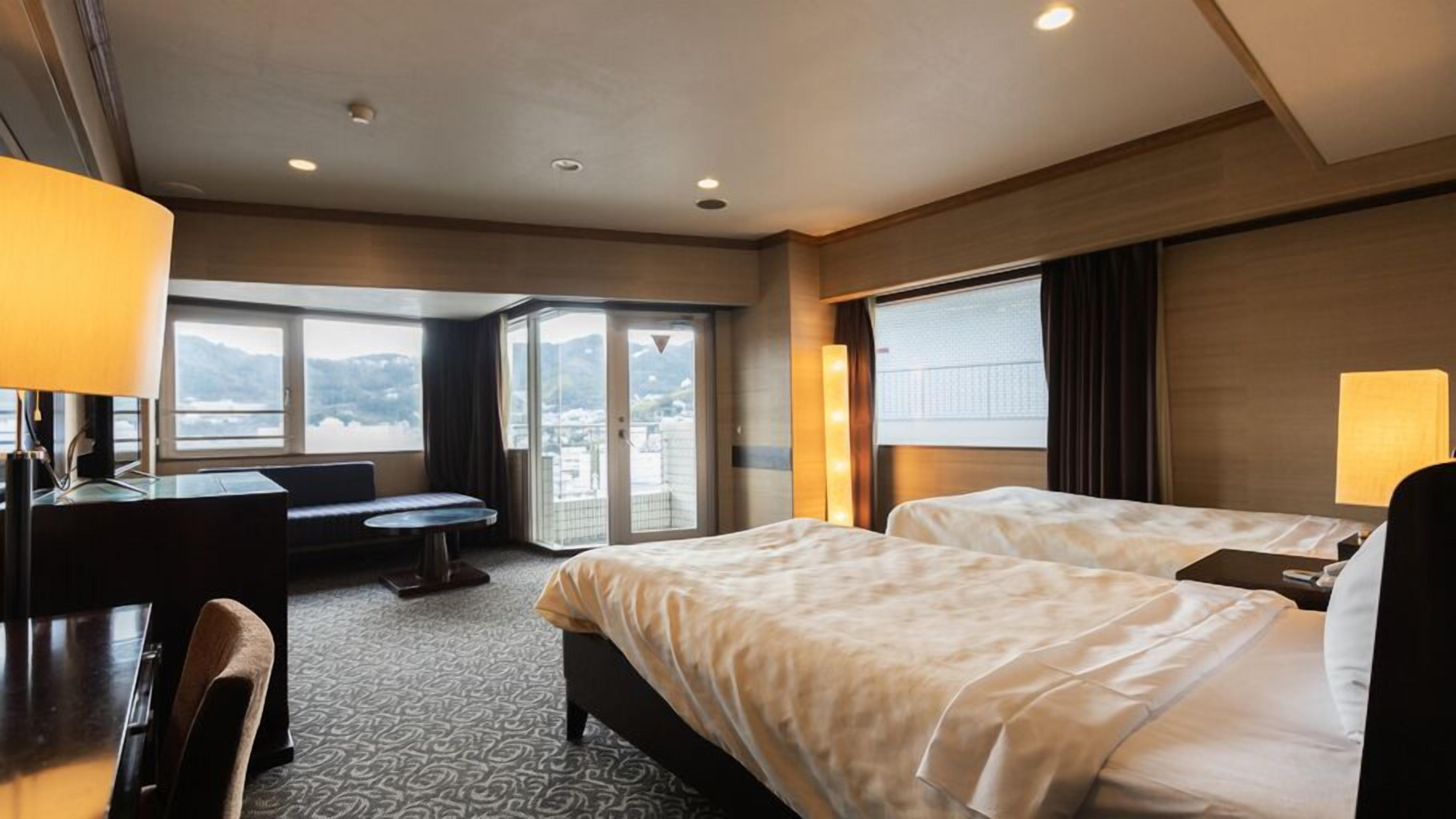 In-room safe, desk, bed sheets