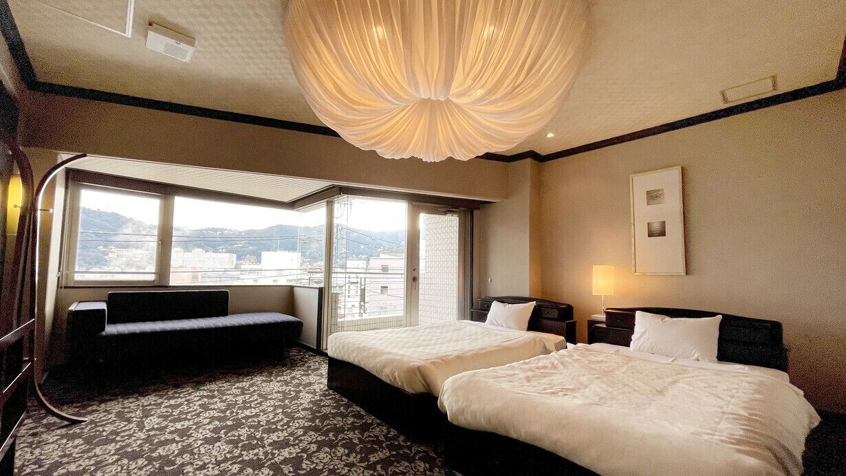 In-room safe, desk, bed sheets