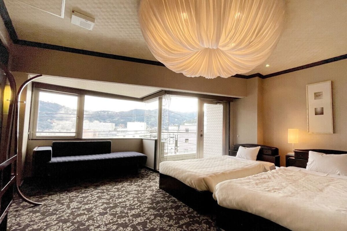 In-room safe, desk, bed sheets