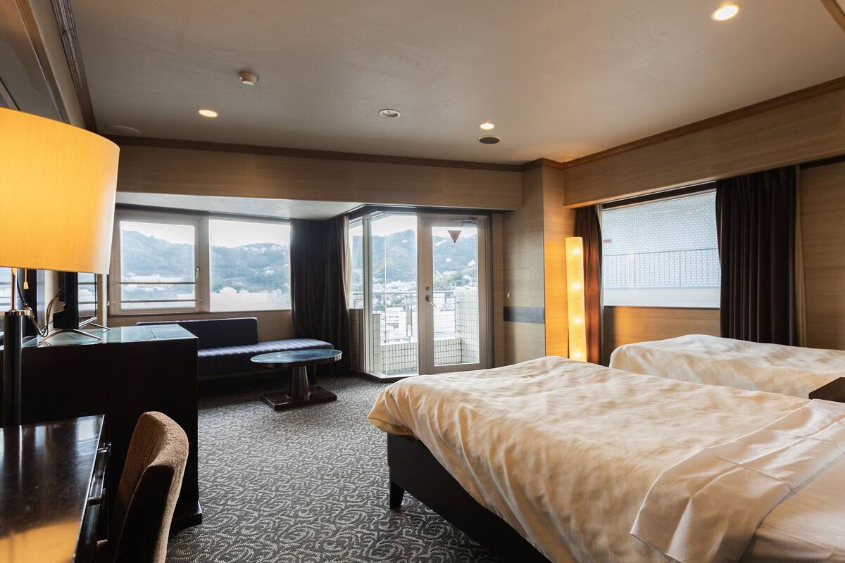 In-room safe, desk, bed sheets