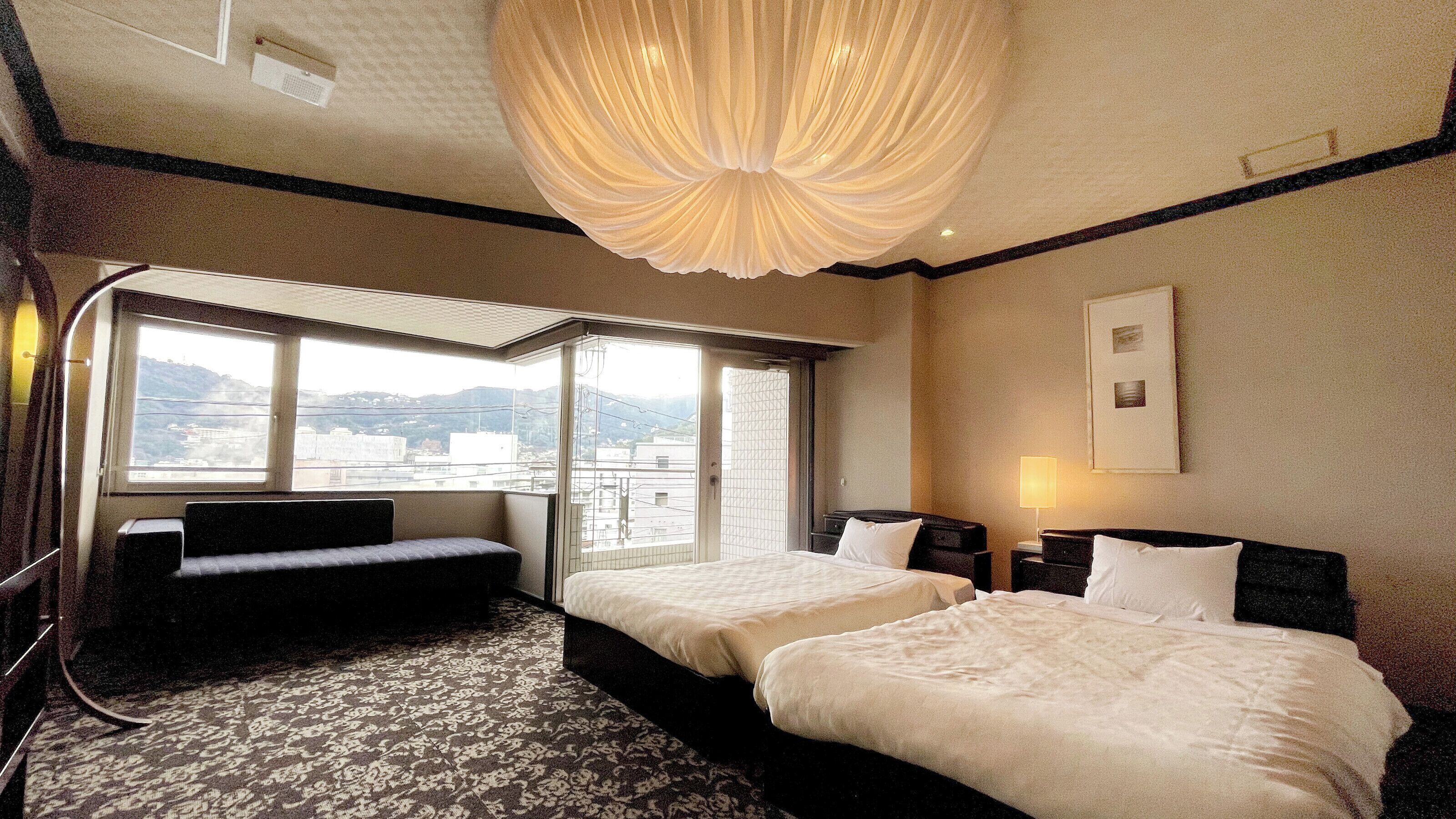 In-room safe, desk, bed sheets