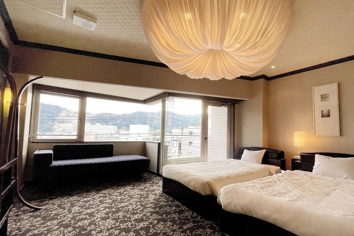 In-room safe, desk, bed sheets