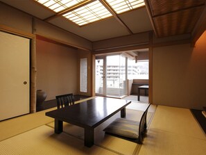 In-room safe, desk, bed sheets - Atami Season Hotel (Atami)